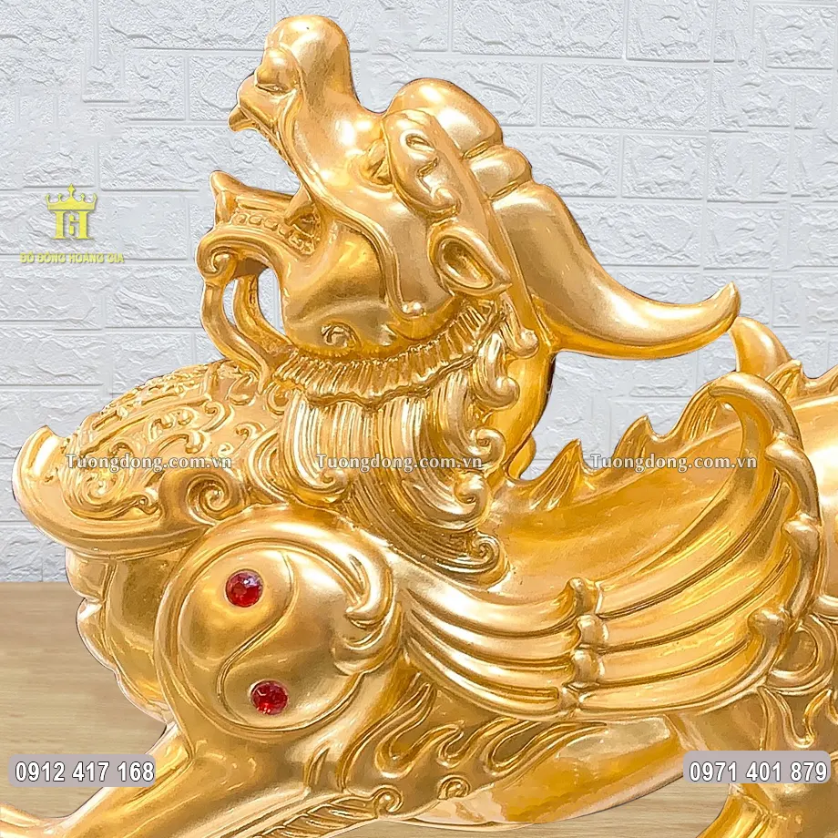 Toàn bộ bề mặt vật phẩm được dát vàng 9999 sang trọng